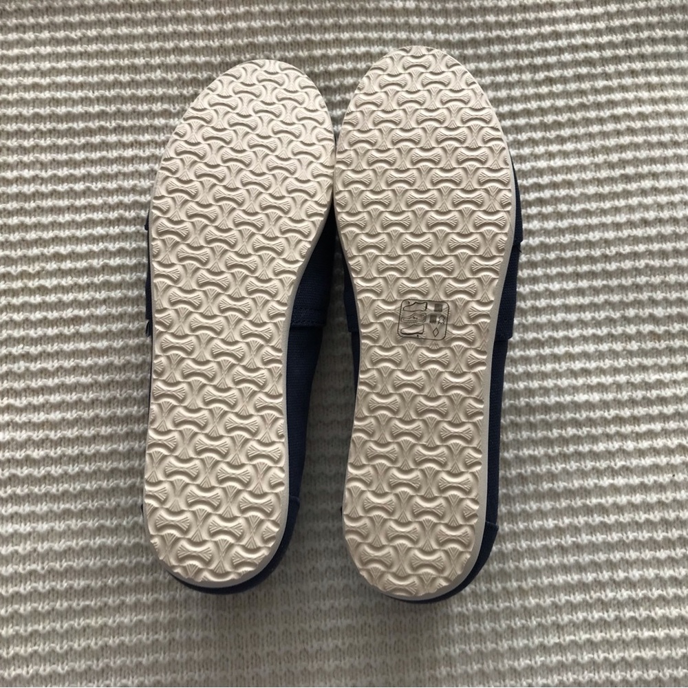 Toms Canvas Shoes - Picture 5 of 6